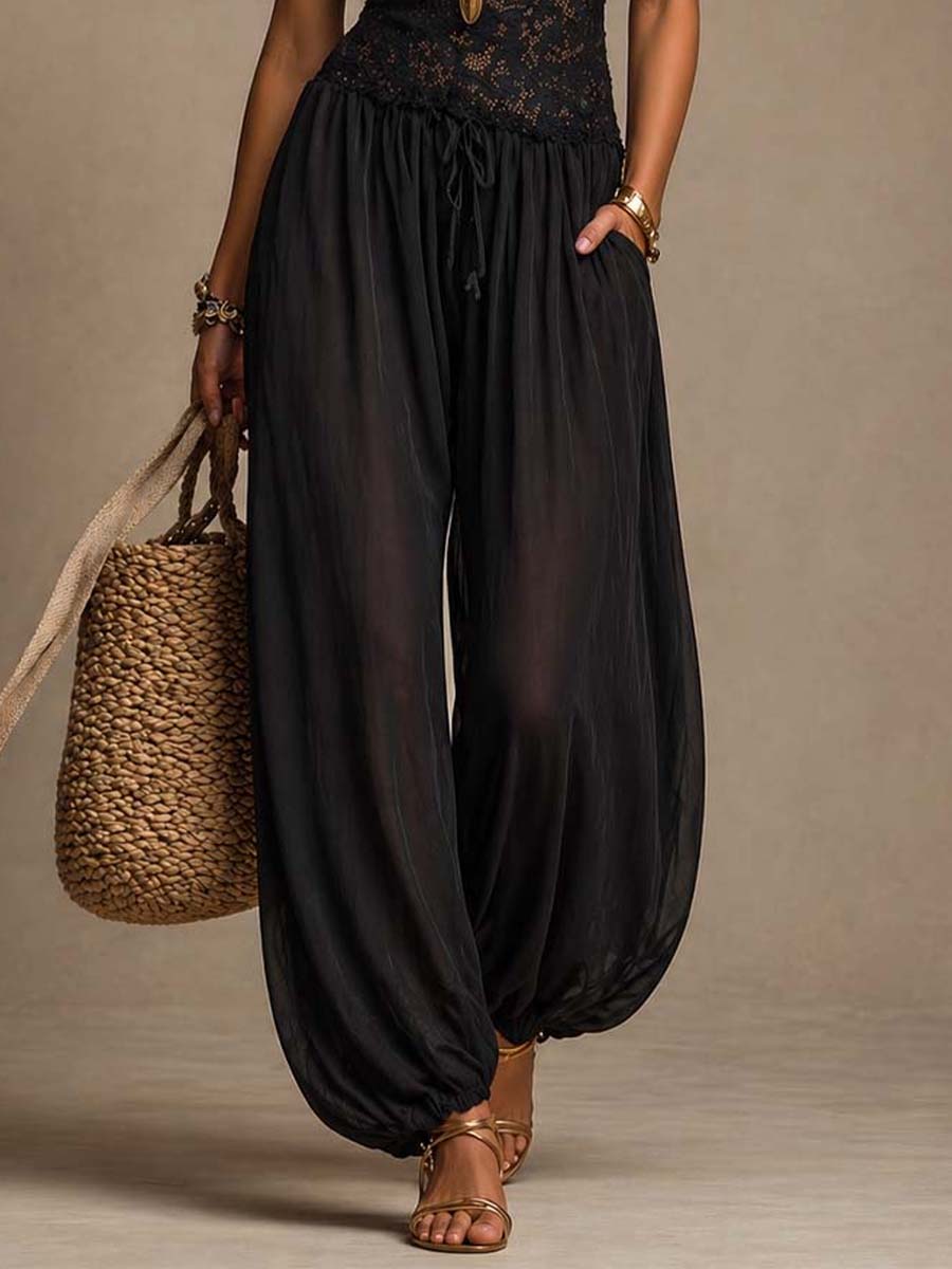 Mono Negro de Chifón con Encaje, Cuello Halter y Pantalón Harem
