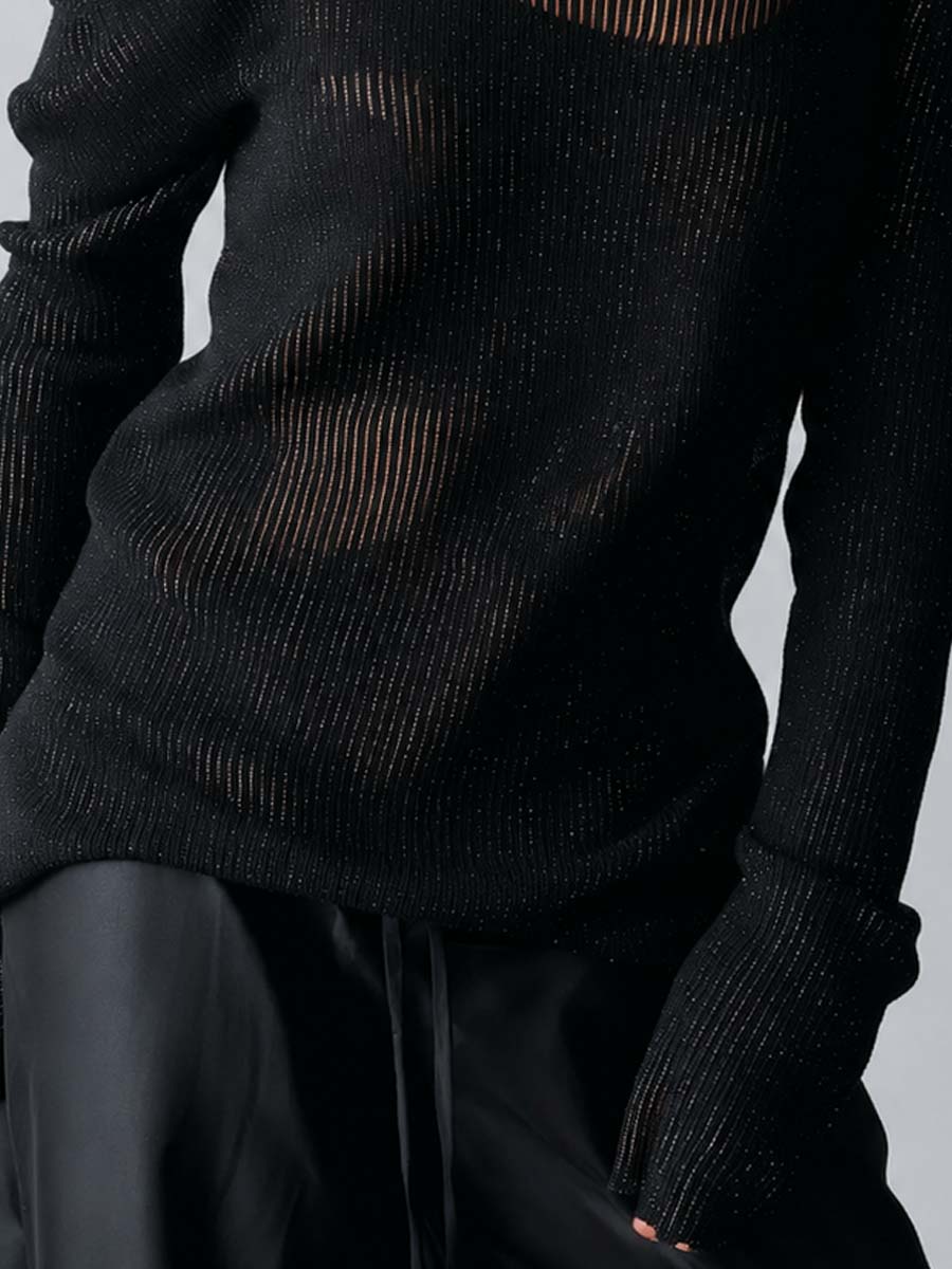 Blusa Negra de Punto Canalé Semitransparente con Brillo, Escote Asimétrico y Doble Tirante Fino