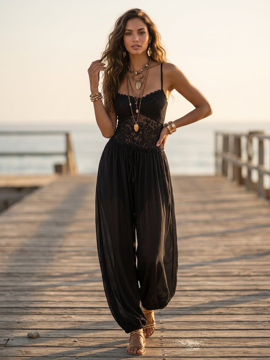 Mono Negro de Chifón con Encaje, Cuello Halter y Pantalón Harem