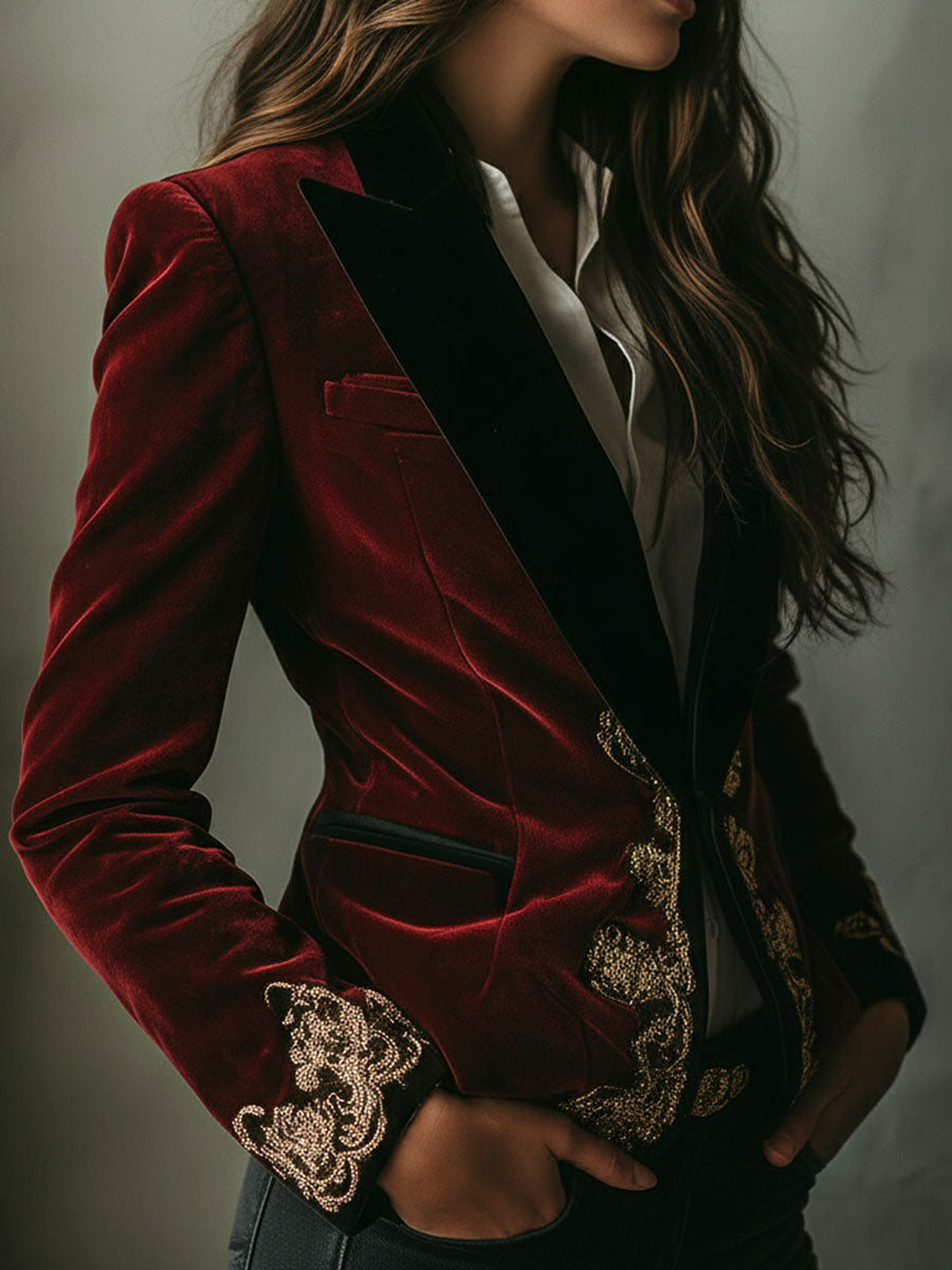 Blazer Elegante de Terciopelo con Cuello Negro y Bordados Dorados de Lujo