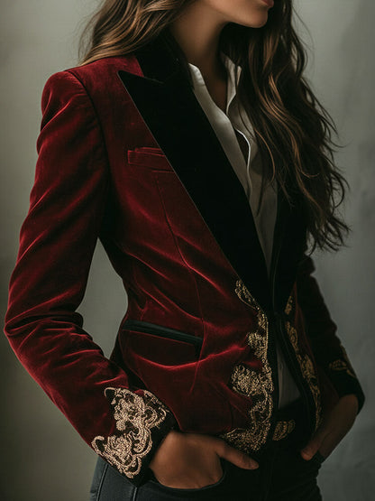 Blazer Elegante de Terciopelo con Cuello Negro y Bordados Dorados de Lujo