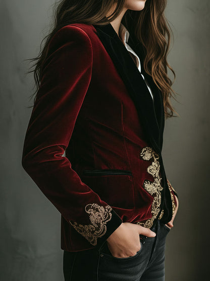 Blazer Elegante de Terciopelo con Cuello Negro y Bordados Dorados de Lujo