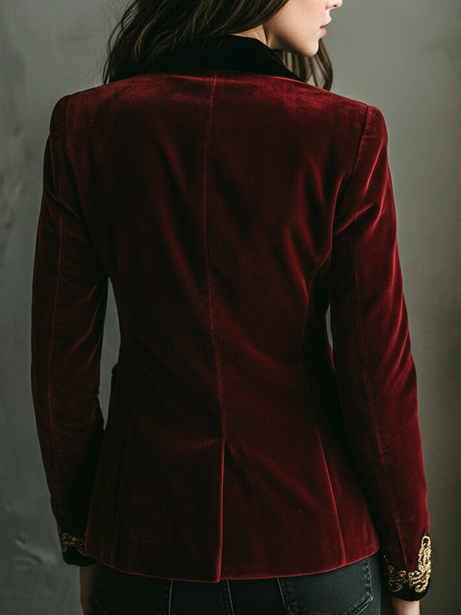 Blazer Elegante de Terciopelo con Cuello Negro y Bordados Dorados de Lujo