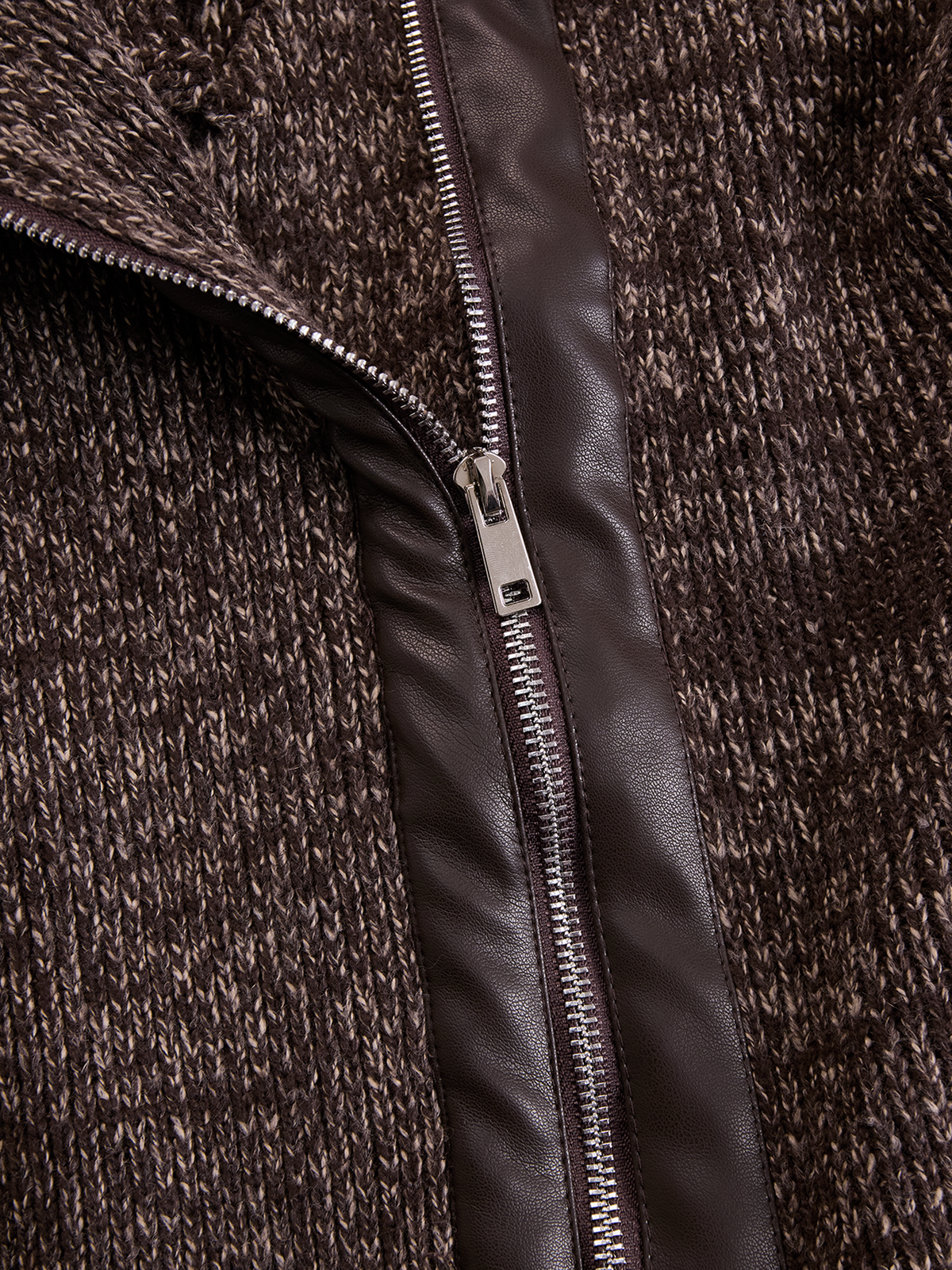 Chaqueta de punto marrón con cremallera asimétrica