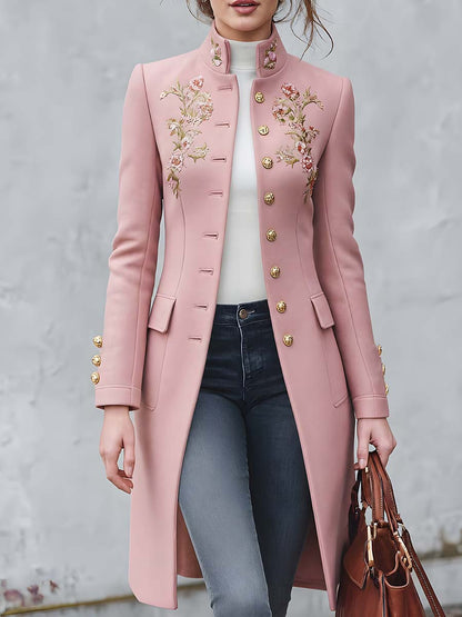 Abrigo rosa de lana con bordado metálico