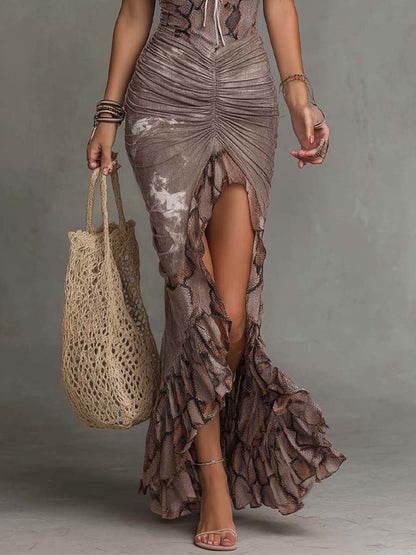 Vestido Maxi Bohemio con Estampado de Serpiente, Cuello Halter, Fruncido y Detalles de Encaje