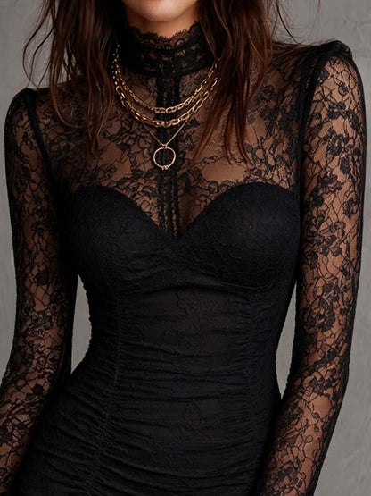 Vestido Mini Negro Entallado de Encaje Floral con Cuello Alto y Fruncido