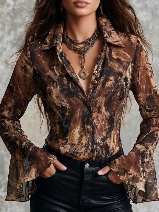 Blusa Boho de Chifón en Tonos Tierra con Estampado Abstracto y Mangas Acampanadas