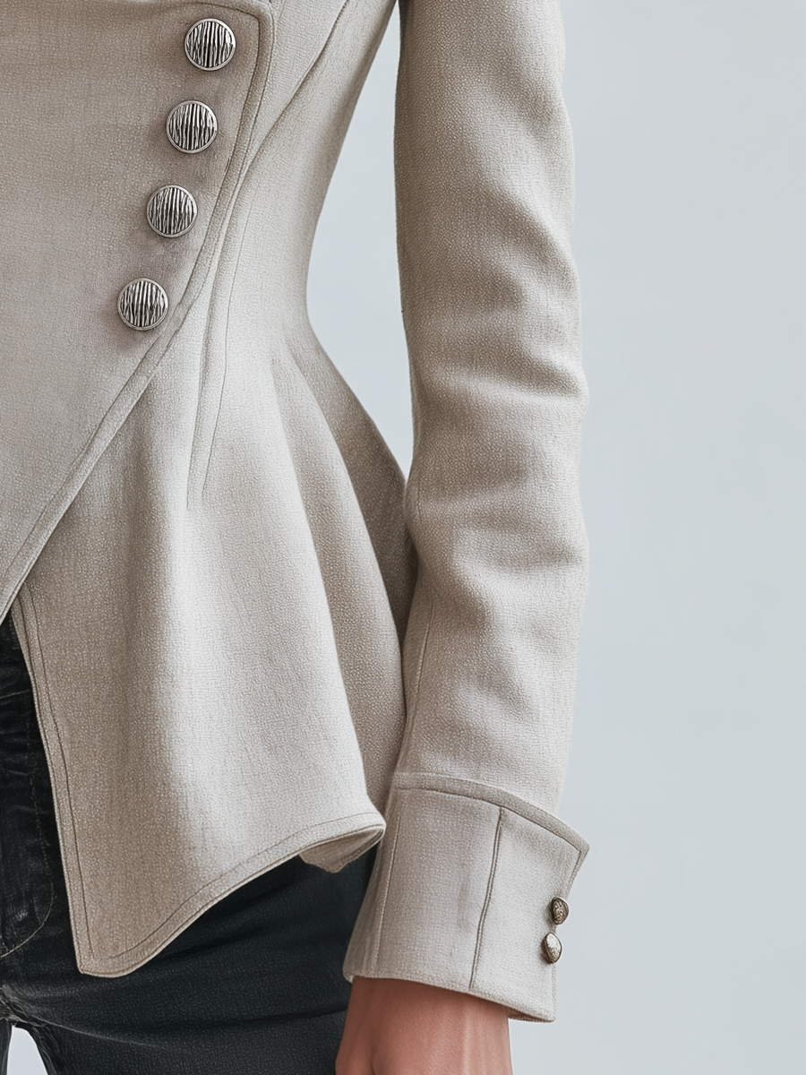 Blazer marfil entallado con cierre asimétrico y peplum