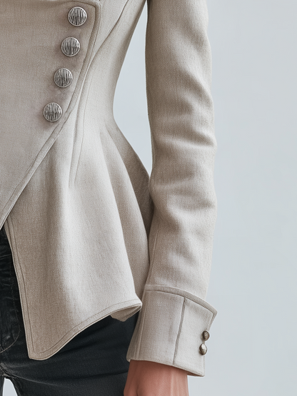 Blazer marfil entallado con cierre asimétrico y peplum