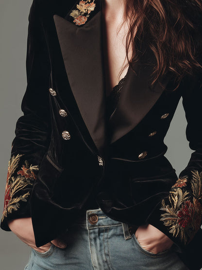 Blazer negro de terciopelo entallado con bordado floral y solapas de satén