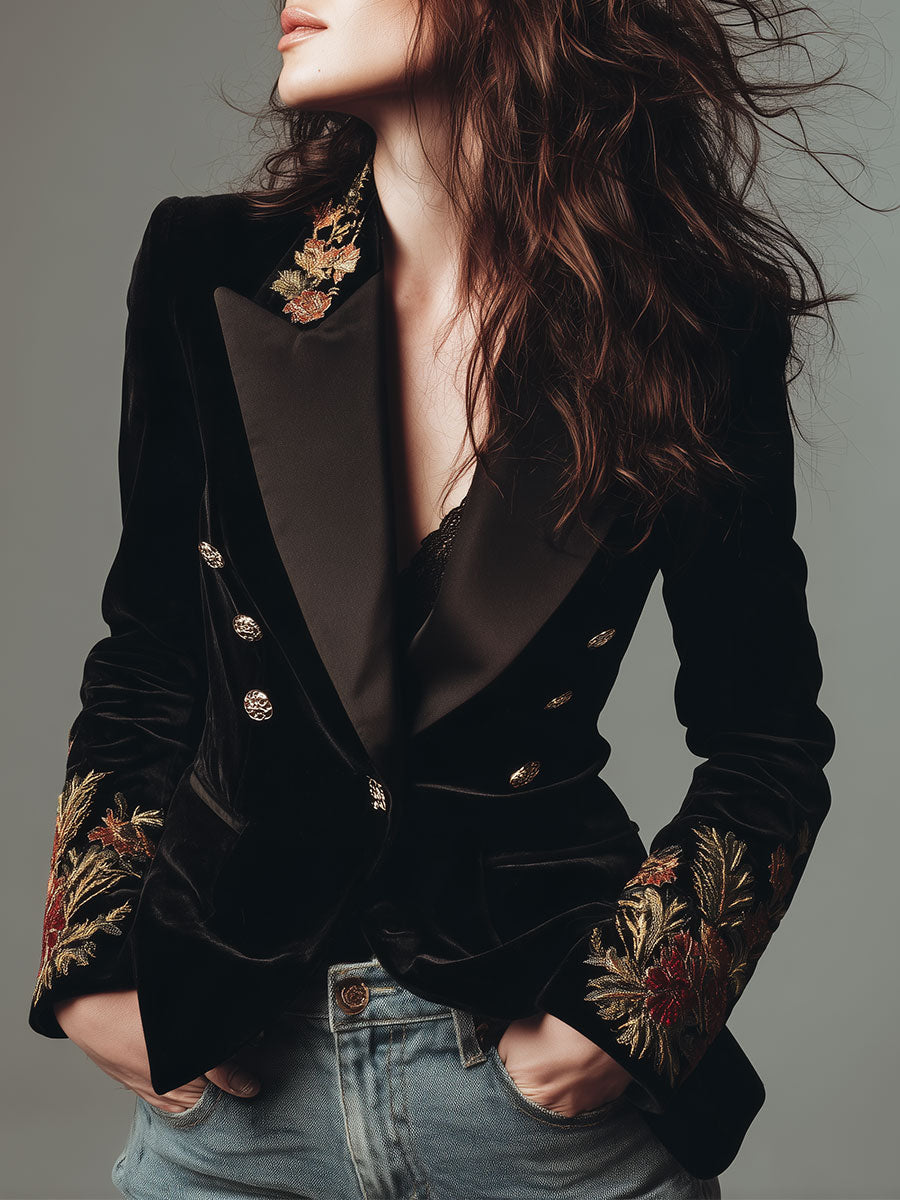 Blazer negro de terciopelo entallado con bordado floral y solapas de satén