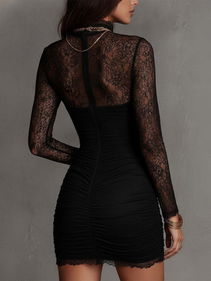 Vestido Mini Negro Entallado de Encaje Floral con Cuello Alto y Fruncido
