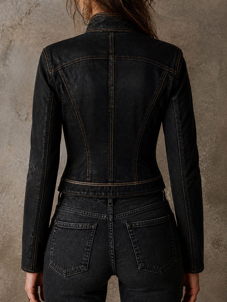 Chaqueta negra efecto piel con detalles dorados de inspiración militar