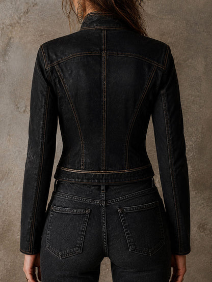 Chaqueta negra efecto piel con detalles dorados de inspiración militar