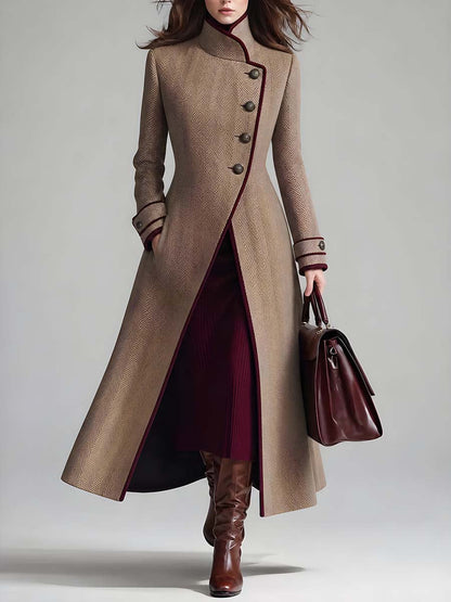 Abrigo largo elegante de lana con espiga, ribetes en contraste y cuello alto
