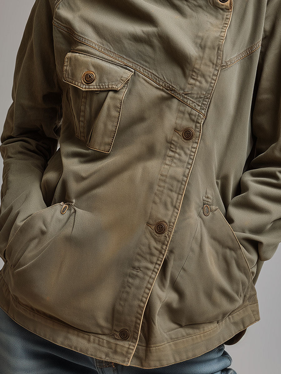 Chaqueta caqui de estilo retro con cuello alto y bolsillos