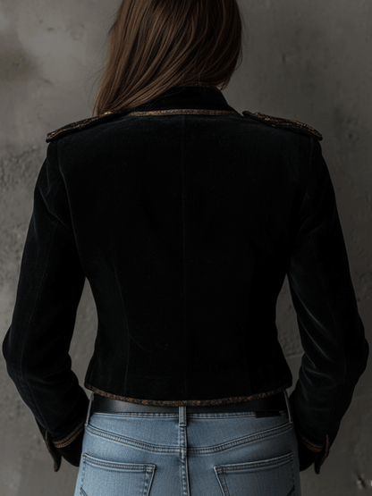 Blazer negro de terciopelo con botones dorados de inspiración militar