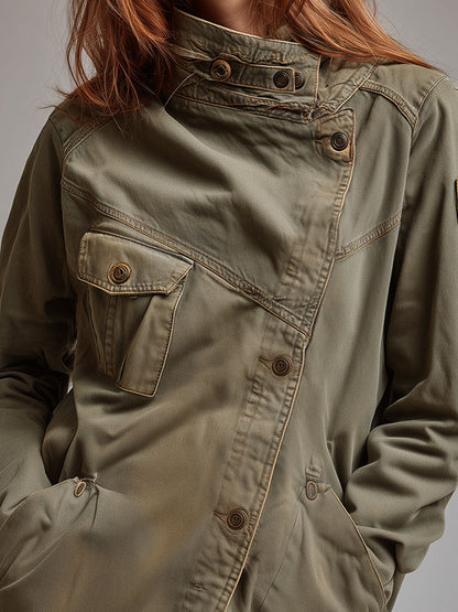 Chaqueta caqui de estilo retro con cuello alto y bolsillos
