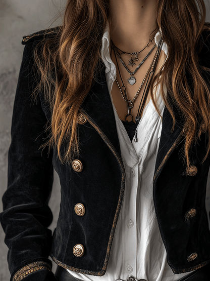 Blazer negro de terciopelo con botones dorados de inspiración militar