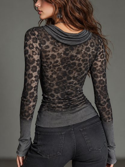 Top Gris Carbón con Estampado de Leopardo y Cuello Drapeado