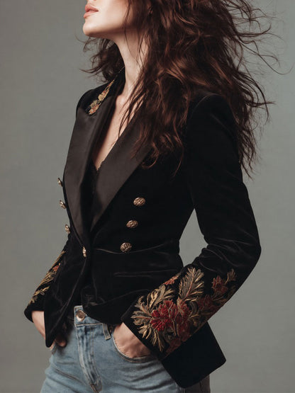 Blazer negro de terciopelo entallado con bordado floral y solapas de satén