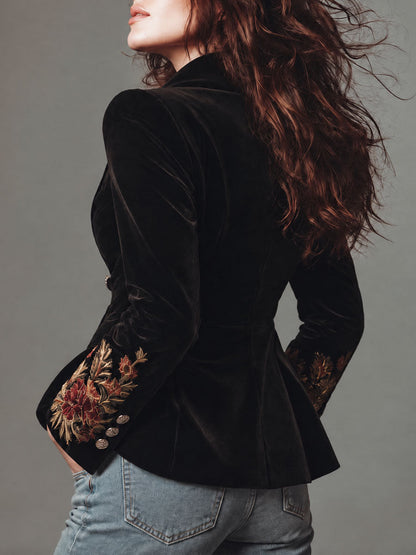Blazer negro de terciopelo entallado con bordado floral y solapas de satén
