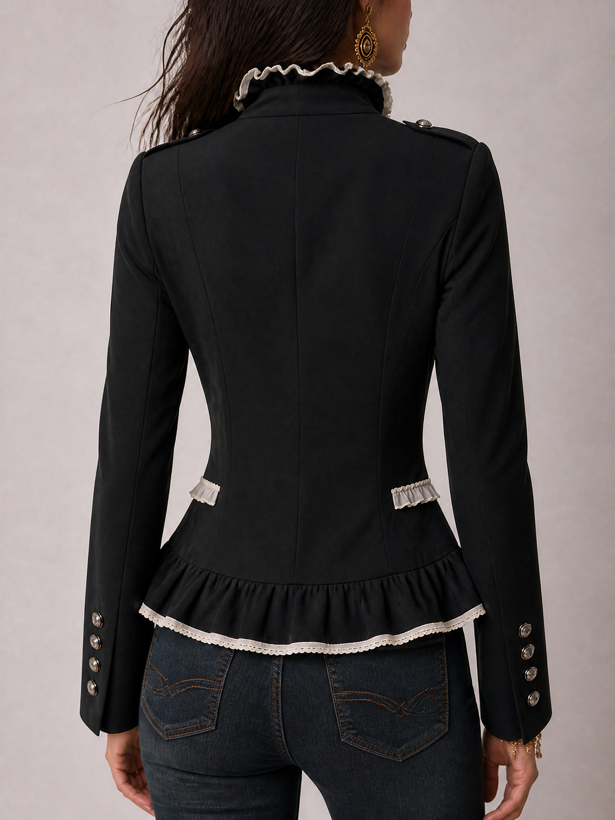 Blazer negro con ribete de volantes en contraste