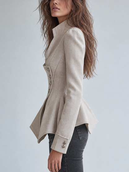 Blazer marfil entallado con cierre asimétrico y peplum