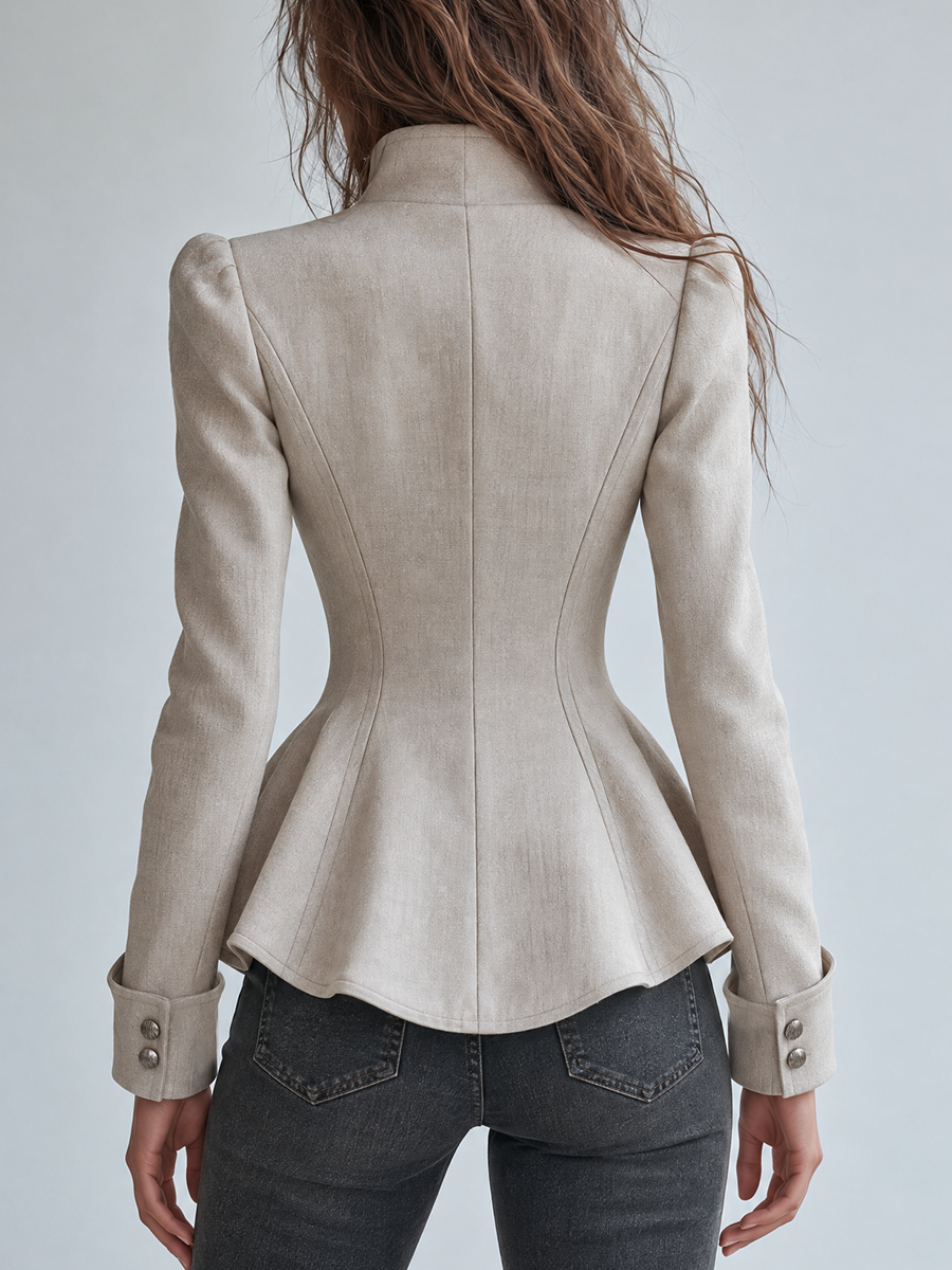 Blazer marfil entallado con cierre asimétrico y peplum