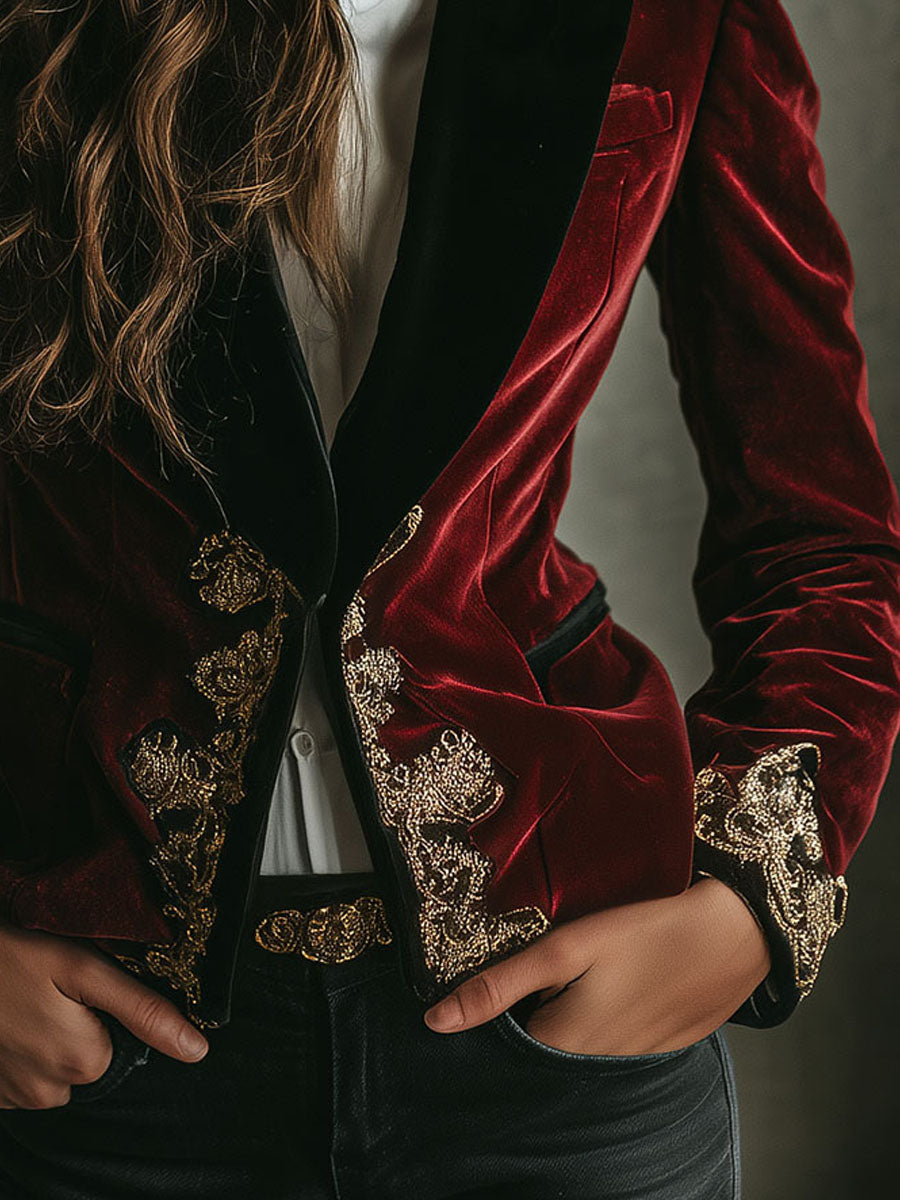 Blazer Elegante de Terciopelo con Cuello Negro y Bordados Dorados de Lujo
