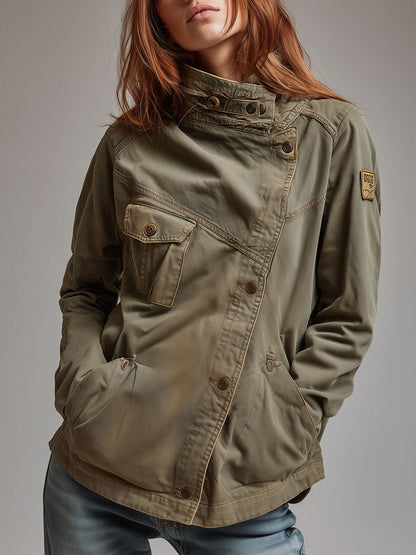 Chaqueta caqui de estilo retro con cuello alto y bolsillos