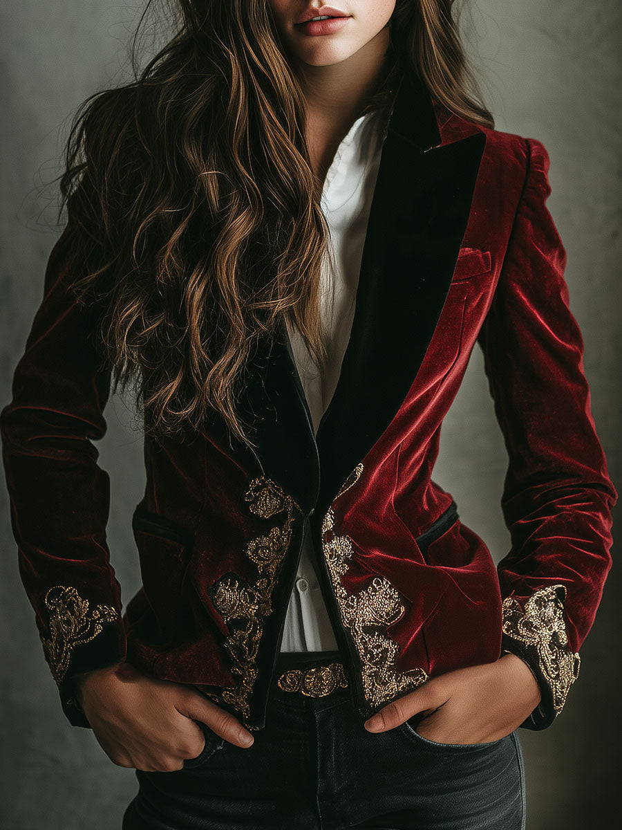 Blazer Elegante de Terciopelo con Cuello Negro y Bordados Dorados de Lujo