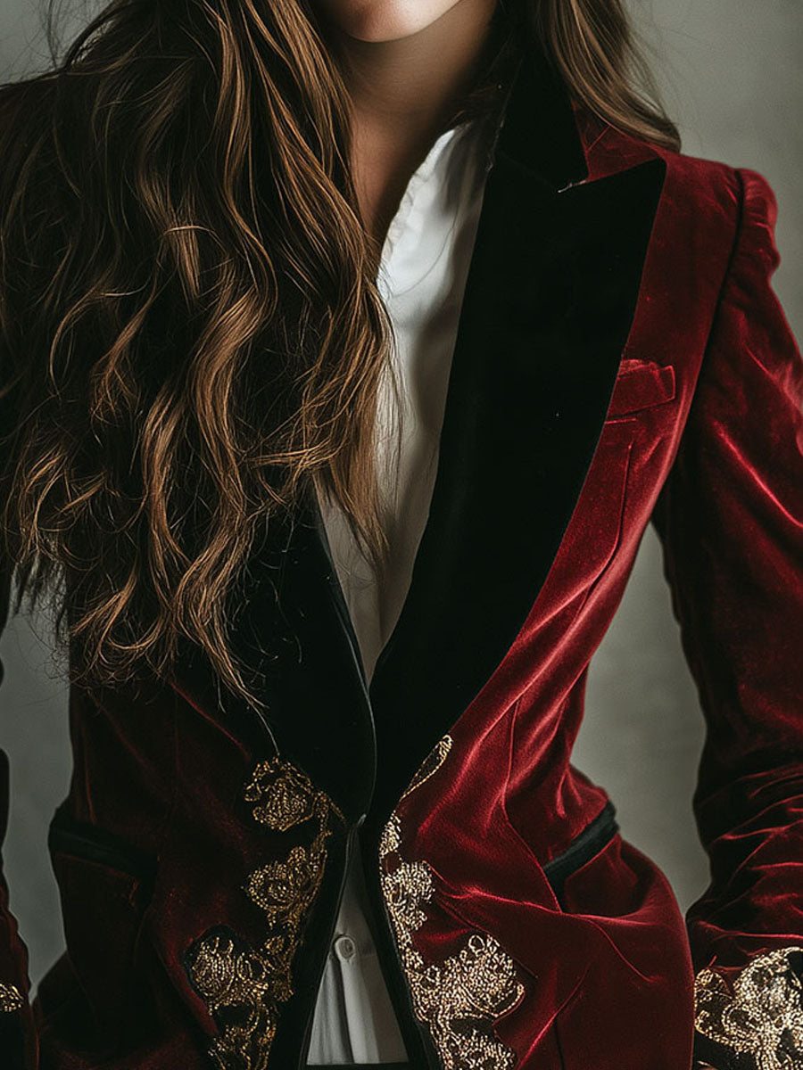 Blazer Elegante de Terciopelo con Cuello Negro y Bordados Dorados de Lujo