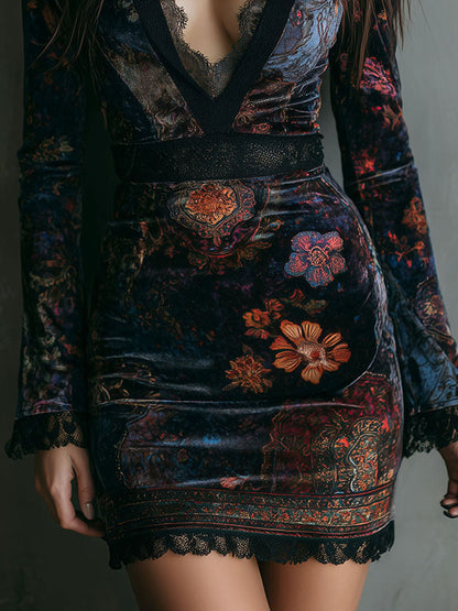 Vestido Mini Boho de Terciopelo con Estampado Floral, Escote en V, Corte Ajustado y Encaje
